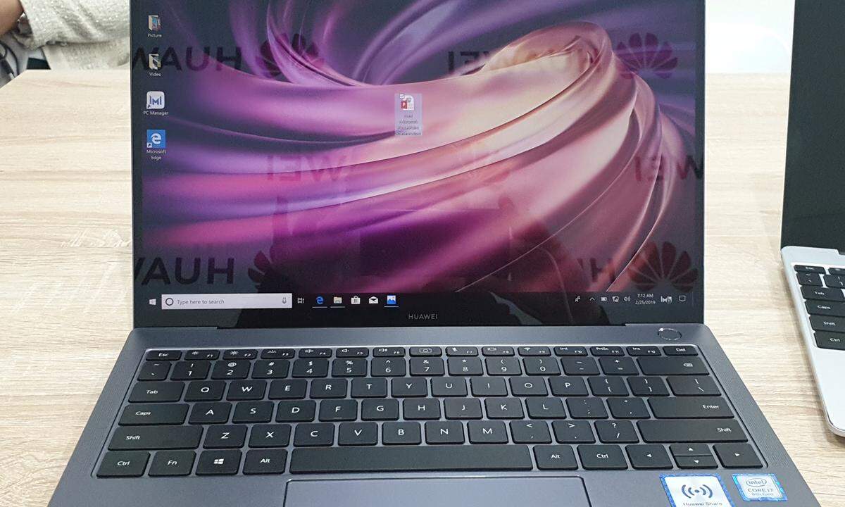 Nach Österreich kommt das Huawei MateBook 13 in der Farbe Space Grey. Ab Ende März wird es zum unverbindlichen Richtpreis von 999 Euro im Fachhandel erhältlich sein. Mitte Juni folgt das Huawei MateBook 14, ebenfalls in Space Grey. Informationen zu den MateBook 14 Preisen in Österreich werden ebenfalls in den kommenden Wochen bekannt gegeben.