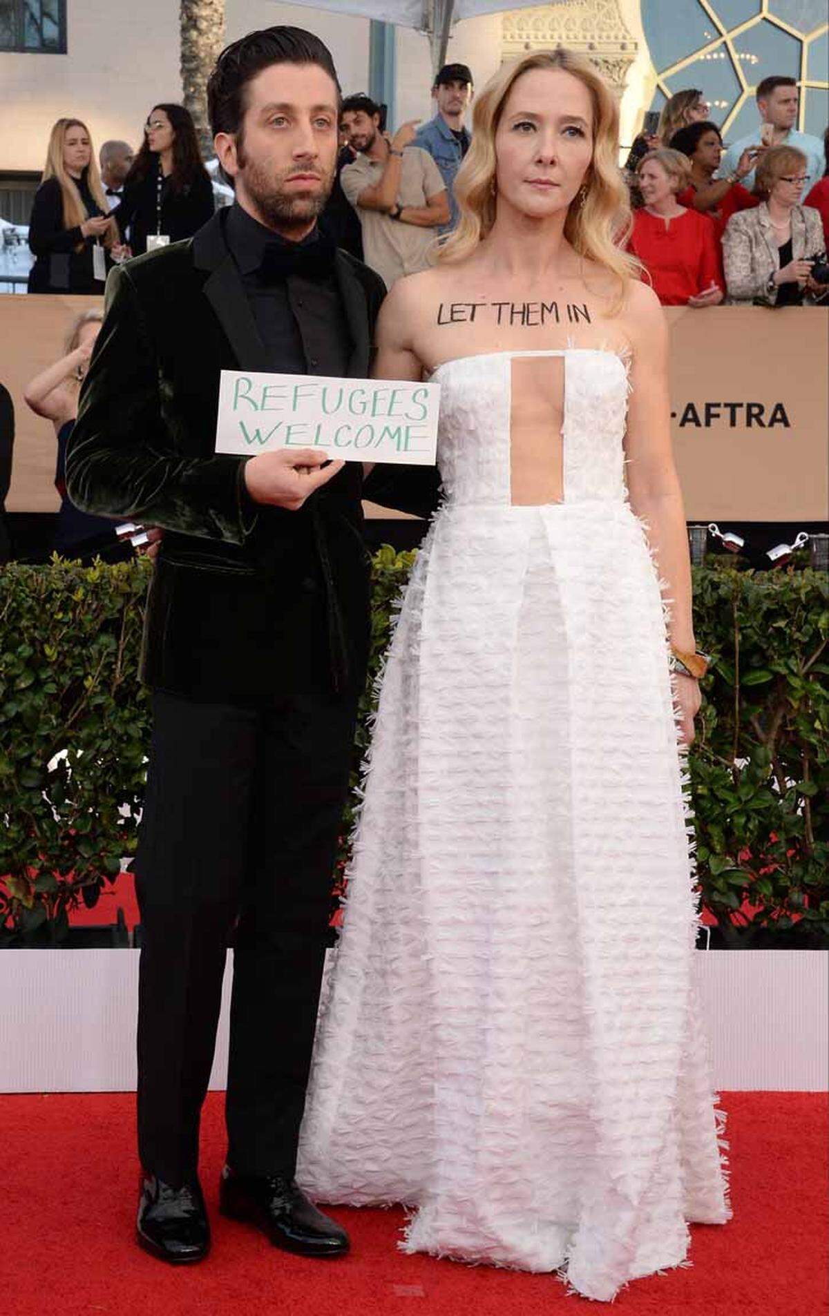 Auf dem roten Teppich der SAG-Awards protestierten "Big Bang Theory"-Star Simon Helberg und Jocelyn Towne.    