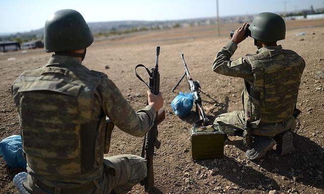 Türkische Grenzsoldaten fangen Flüchtlinge bereits vor der Grenze ab.