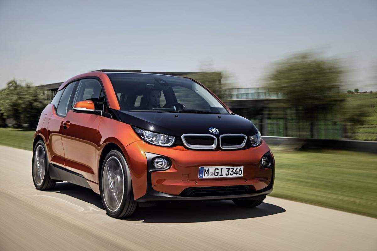 Auch BMW stellt sich der Herausforderung Elektroauto. Der i-3 ist das erste rein elektrisch angetriebene Serienmodell der Bayern. Das Auto hat eine Carbon-Karosserie und leistet 170 PS.