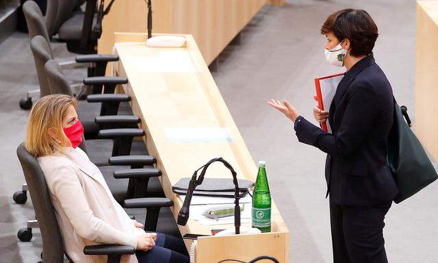 Head of SPOe Rendi-Wagner talks to head of NEOS Meinl-Reisinger during a session of the Parliament in Vienna