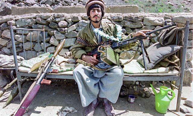 Unterschätzter Gegner. Ein afghanischer Mujaheddin mit erbeuteten sowjetischen Waffen, 1989.