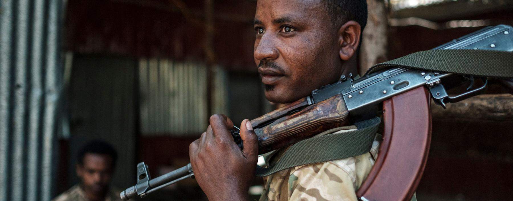 Ein Soldat der Amhara-Einheiten der äthiopischen Armee wartet auf den Befehl, um die Hauptstadt von Tigray zu stürmen.