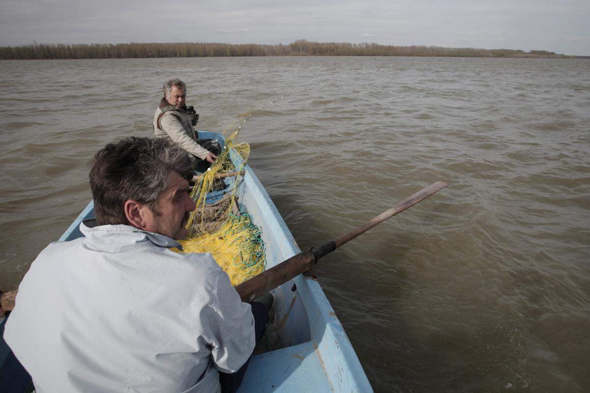 Gemeinsam mit seinem Freund Walentin Wojkow fährt er regelmäßig mit seinem Boot auf die Donau.