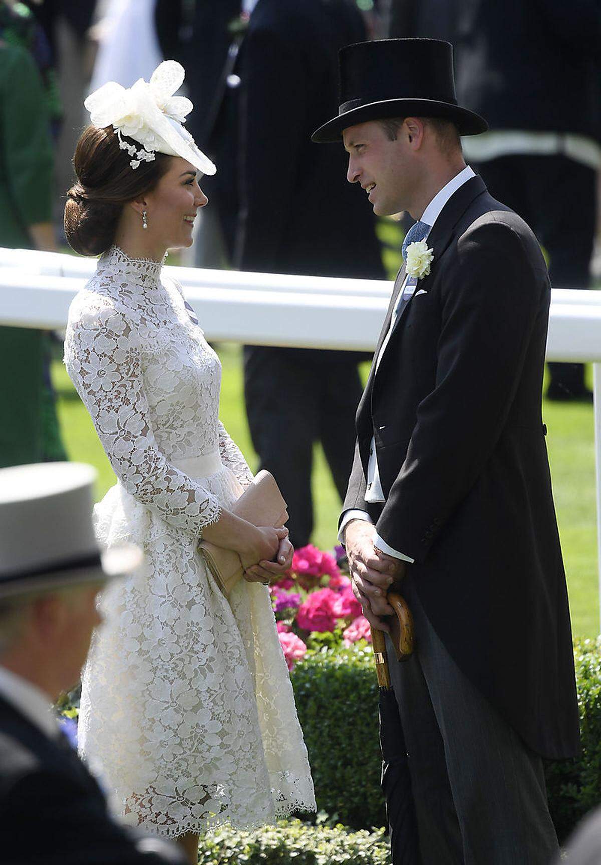 Wie die Royals - und Kate in ihrem hochgeschlossenen Kleid - die Hitze in England in diesen Outfits überstanden, ist eine andere Frage. Die Herren wurden übrigens aufgrund des Wetters von den strengen Kleidungsregeln in Ascot ausgenommen, aus Angst, sie würden - nun ja - kollabieren.