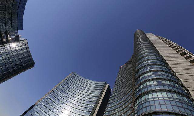 Blauer Himmel in Sicht. Das Headquarter der UniCredit in Mailand. 