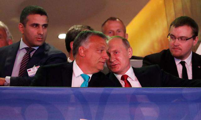 Archivbild aus dem Jahr 2017, als Wladimir Putin (Mitte rechts) Viktor Orbán anlässlich der Judo-WM in Budapest besuchte.