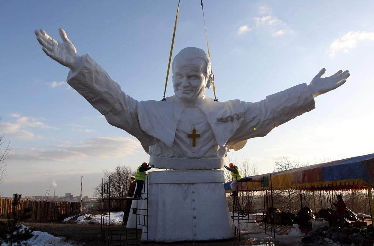 Die Stadt steht ihrem neuen Wahrzeichen gespalten gegenüber. Schließlich wird die Statue des im Jahr 2005 verstorbenen Papstes weithin zu sehen sein.