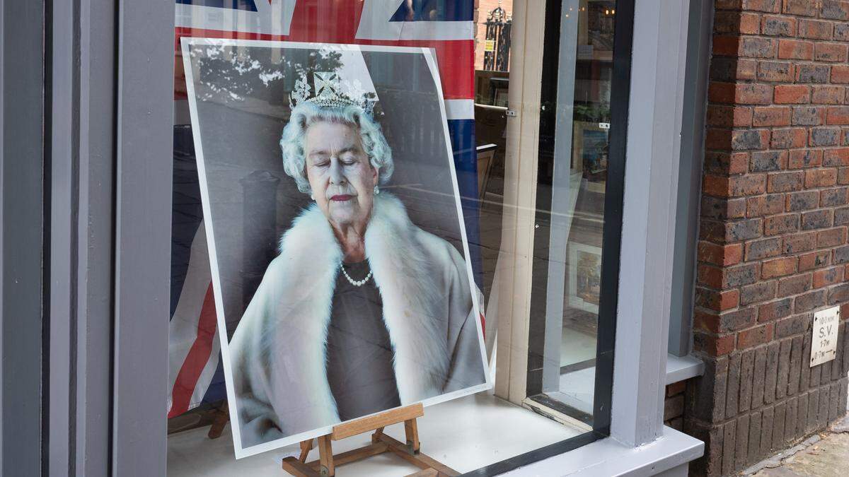 Ikonisch: Nicht erst zu ihrem Thronjubiläum 2022 wird die Queen zur populärkulturellen Figur. Ihr Abbild ziert Porzellan, Plakate, Kunstwerke und den öffentlichen Raum.