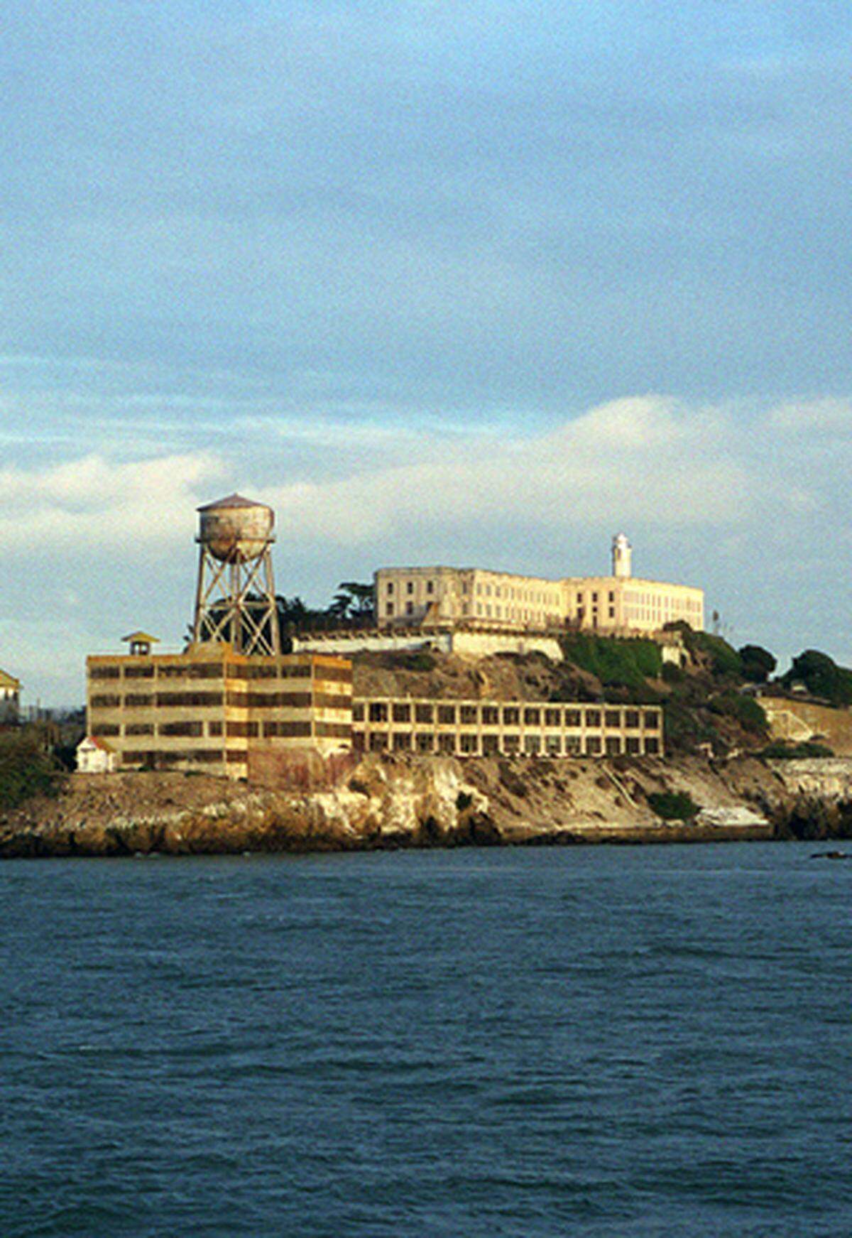 Zum Abschluss noch ein Mythos: Die Festung Alcatraz in der Bucht von San Francisco galt als absolut ausbruchssicher. 14 Versuche gab es, offiziell sind alle gescheitert.  1962 gruben jedoch Frank Morris und die Brüder John und Clarence Anglin einen Tunnel durch die vom Salzwasser zerfressenen Gefängnismauern. Mit einem selbstgebastelten Schlauchboot aus Regenmänteln versuchten sie, zu entkommen. Mit größter Wahrscheinlichkeit sind sie dabei ertrunken - eine erfolgreiche Flucht ist aber nicht ganz auszuschließen.