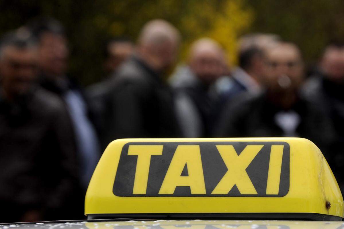Mehrere Hundert Taxifahrer demonstrierten am Freitag in Wien gegen den Konkurrenz, den Fahrtenvermittler Uber.