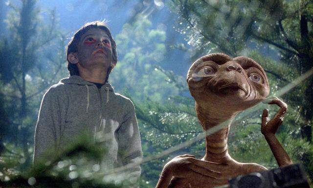 HENRY THOMAS in E. T. THE EXTRA-TERRESTRIAL, 1982, directed by STEVEN SPIELBERG. Copyright UNIVERSAL PICTURES / ILM.
