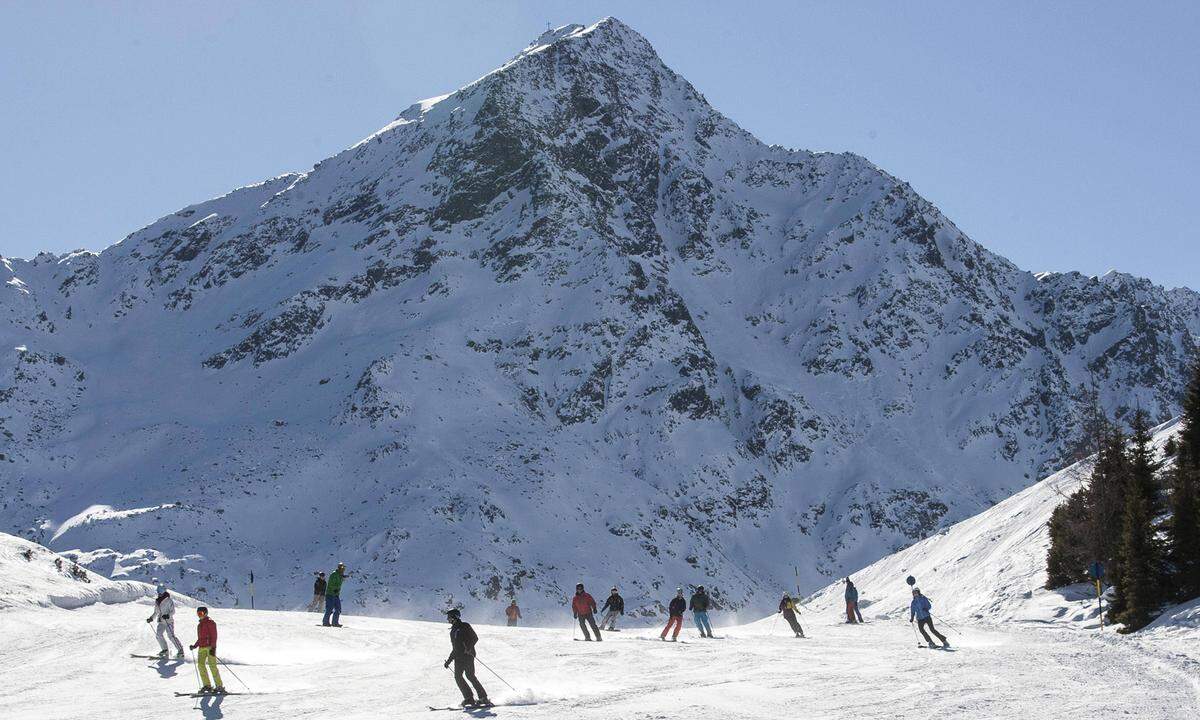 "5-Sterne-Infrastruktur" vom Tal bis auf 3000 Meter begleitete das Produktionsteam des James Bond Streifens 2015 in Sölden. Selbst das "ice Q"-Gourmetrestaurant am Gipfel des Gaislachkogls, wurde für die Dreharbeiten adaptiert. Bondbösewicht Christoph Walz agierte dort in einer Art futuristischen Klinik.