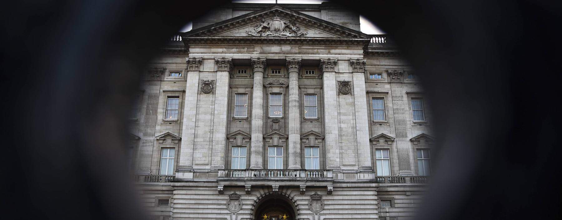 November 6 2017 London England United Kingdom Buckingham Palace is pictured as the sun sets