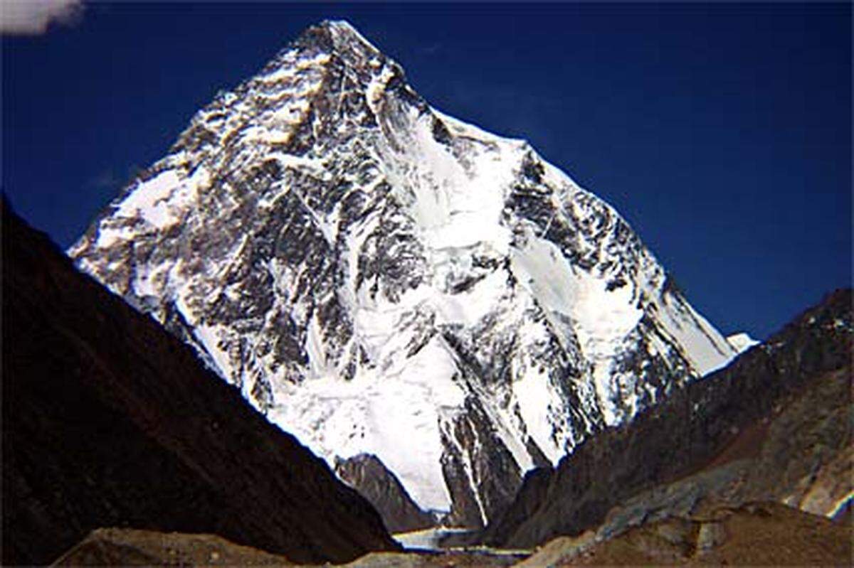 Der schroff aufragende K2 im Karakorumgebirge in Kaschmir gilt unter Bergsteigern wegen seiner steilen Wände als schwierigster Achttausender.