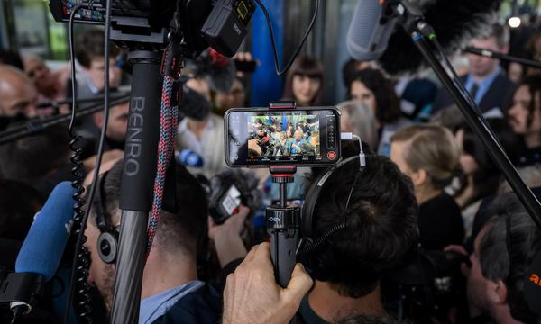 Vertreterinnen des Vereins der Klimaseniorinnen im Fokus der Presse in Straßburg.