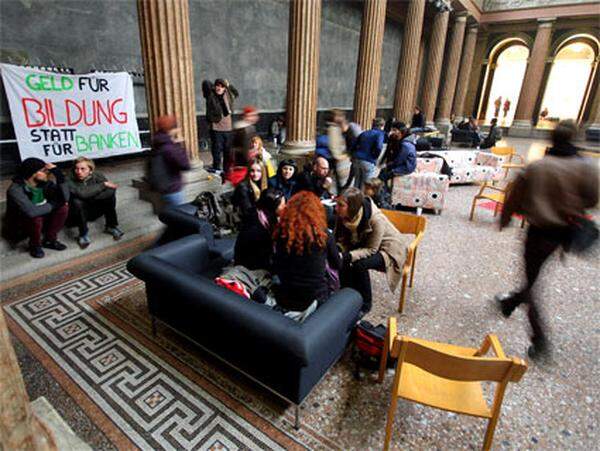 F&uuml;nf Jahre sind vergangen seit den gr&ouml;&szlig;ten Studentenprotesten, die es in &Ouml;sterreich seit den 60er Jahren gab. Ein R&uuml;ckblick. Die Revolte beginnt bei den Kunststudenten. Aus Protest gegen die geplante Umstellung der Ausbildung auf die Bologna-Struktur und die Abschaffung von Studien besetzen Studenten der Akademie der Bildenden K&uuml;nste die Aula der Hochschule.