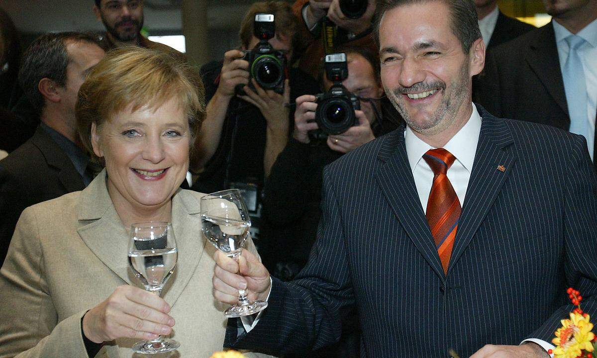 22. November 2005: Die CDU-Chefin wird im Parlament zur ersten deutschen Bundeskanzlerin gewählt und leitet eine Koalition von Union und SPD (im Bild der damalige SPD-Chef Mattias Platzeck). Einem solchen Bündnis steht Merkel in insgesamt drei Legislaturperioden vor, zwischen 2009 und 2013 führt sie eine Regierung von Union und FDP.