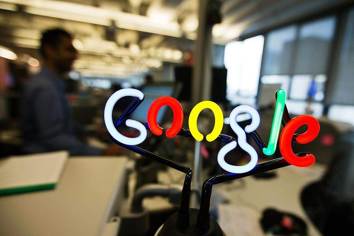 Der Suchmaschinen-Giganten Google liegt mit 361 Milliarden Dollar auf Platz zwei im Ranking. Der Börsenwert ist in der vergangenen Zeit relativ konstant geblieben.Anders ist das beim Erstplatzierten, da ging es sprunghaft nach oben ...