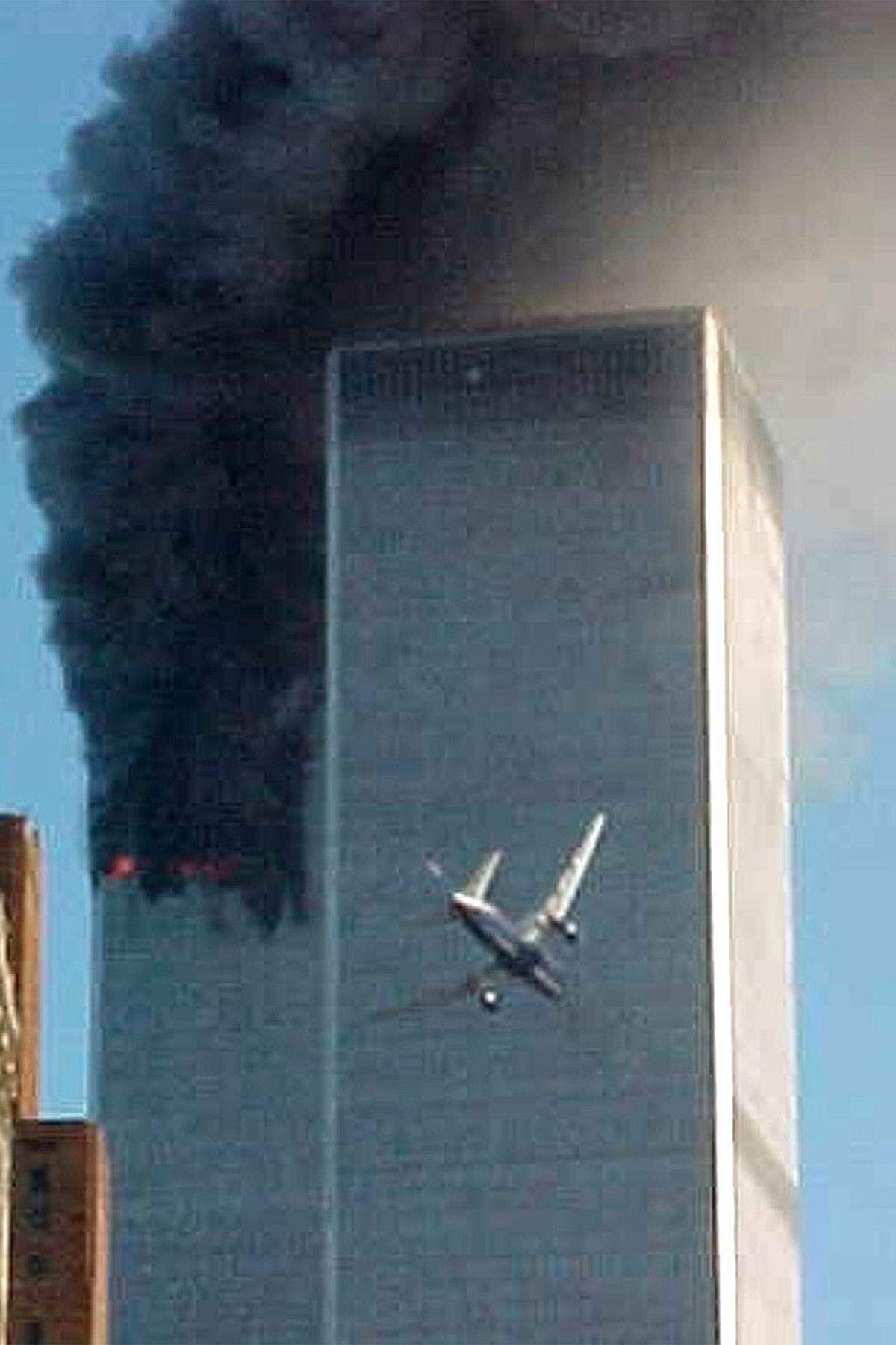 11. September 2001: Der Tag, an dem Amerika den Atem anhält. Um 8:46 Uhr kracht der American Airlines Flug 11 in den Nordturm des World Trade Centers. Zunächst wird ein schrecklicher Unfall vermutet. 17 Minuten später sieht eine entsetzte Weltöffentlichkeit live, wie sich ein zweiter Passagierflieger (Bild) in den Nordturm bohrt.