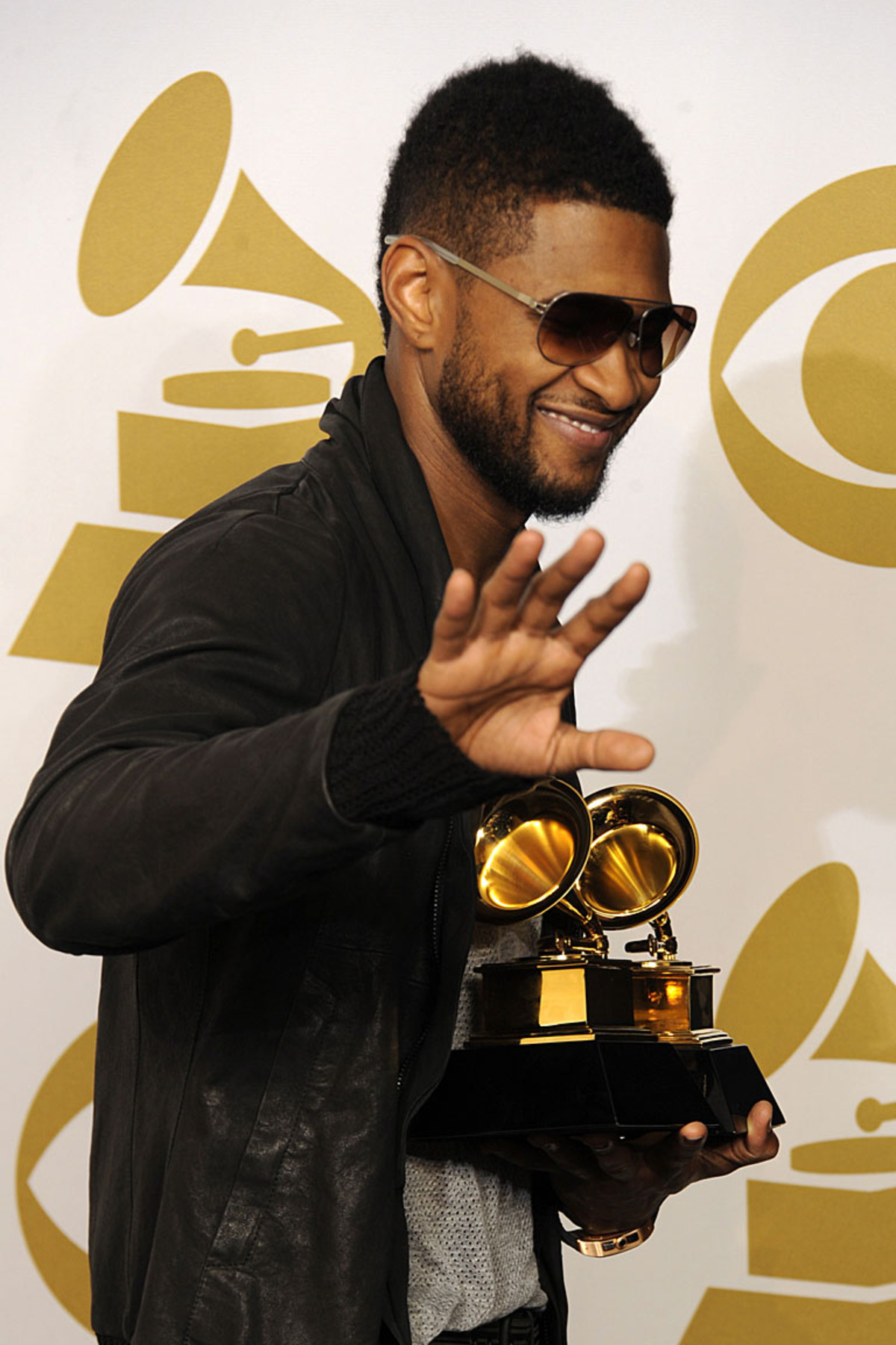Während sein Schützling Justin Bieber leer ausging, holte sich Usher zwei goldene Grammophone.