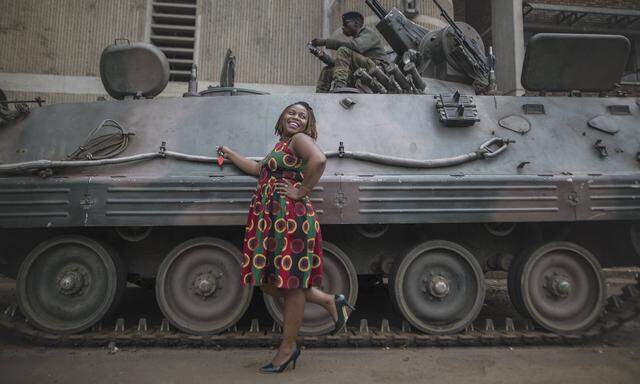 Erinnerungsfoto mit Panzer: Auf den Straßen der simbabwischen Hauptstadt, Harare, feierten Einwohner den von der Armee verordneten Rückzug Robert Mugabes aus der Politik.