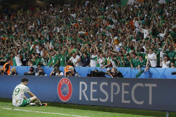 Irlands Anhänger sind aus dem Häuschen, Robert Brady  genießt sein Goldtor gegen Italien in stoischer Ruhe.