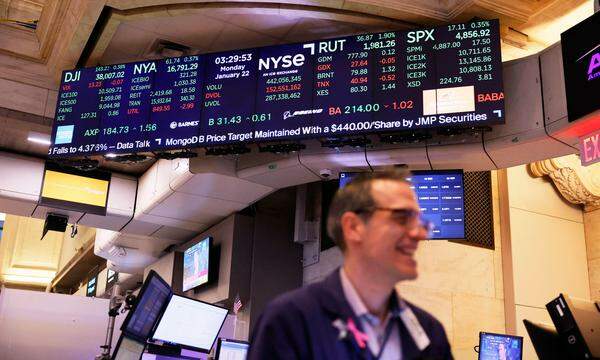 Zum ersten Mal überhaupt ist der Dow Jones über die Marke von 38.000 Punkten gestiegen. 
