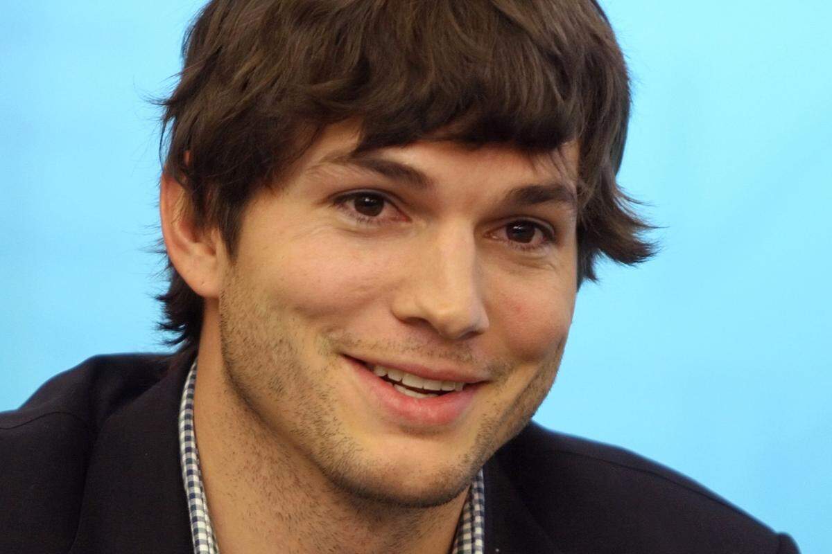 Durchhalteparolen aus dem Westen. "An alle meine Freunde an der Ostküste: Haltet durch", twitterte Ashton Kutcher aus Kalifornien beispielsweise. Er gibt auch Tipps zur Netzüberlastung, man möge weniger SMS schreiben und die Person besser anrufen.