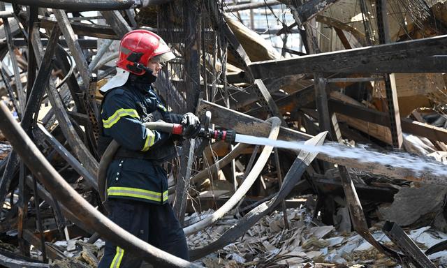 16 Stunden brauchte die Feuerwehr, um den Brand nach dem Luftangriff auf einen Baumarkt in Charkiw zu löschen.