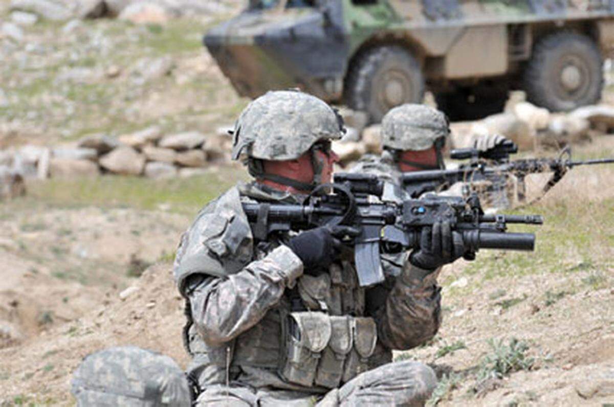 US-Soldaten der Task Force Warrior sichern Verteilung von Hilfsgütern in Sultankhel, Provinz Kapisa.