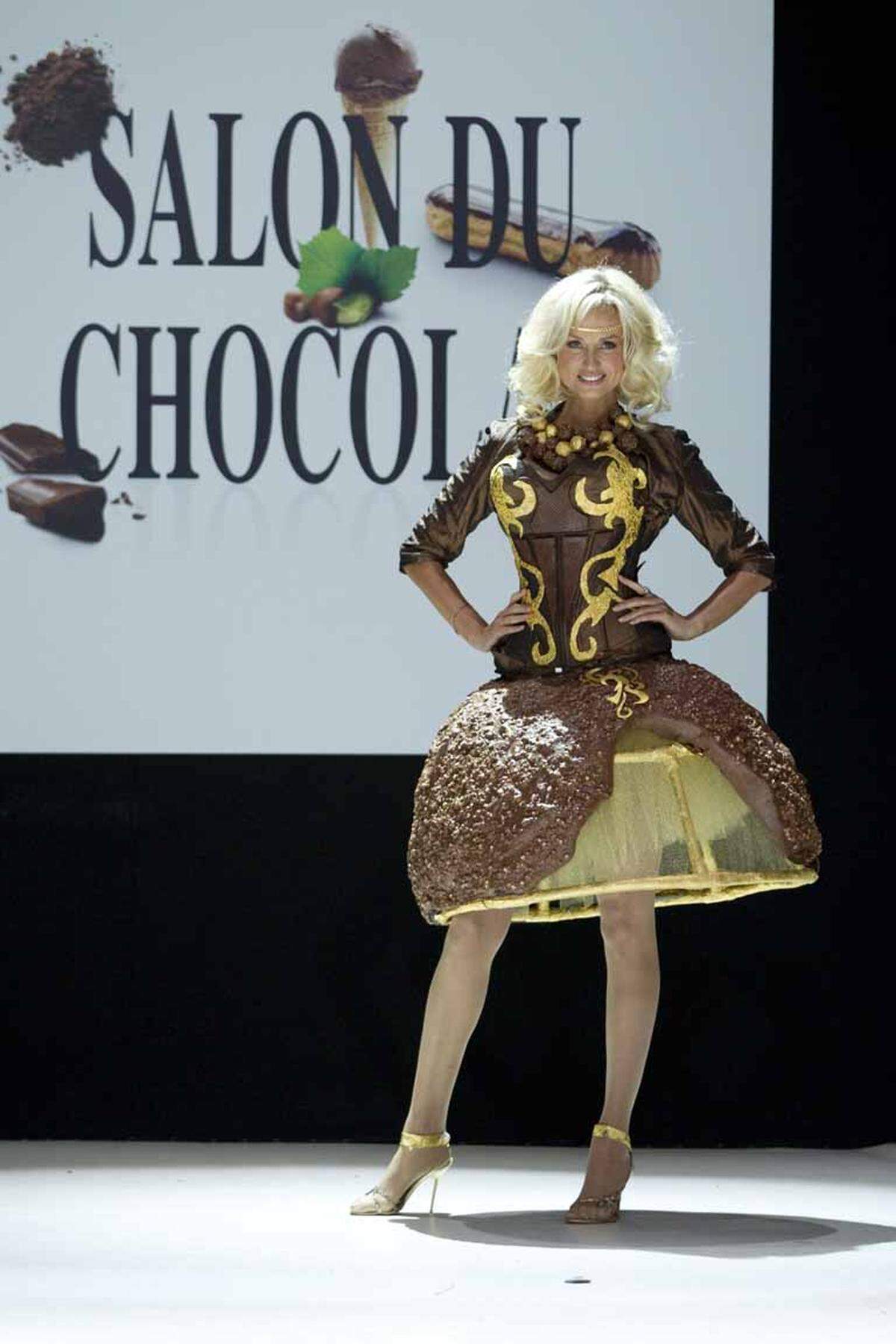 Das Model Adriana Karembeu zeigte sich in einem Kleid von Cecile Remy und dem französischen Chocolatier Jean-Luc Decluzeau.