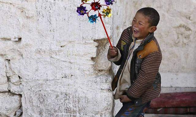 Symbolbild - Tendol Gyalzur gibt mit ihrem privaten Waisenhaus vielen Kindern in Tibet Hilfe und Schutz.