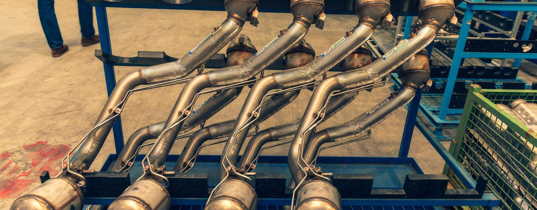 Metallverarbeitung bei Remus: Kunstfertig gebogene Rohre für noble Kunden wie Bentley und McLaren.
