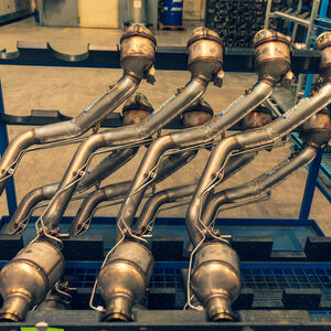 Metallverarbeitung bei Remus: Kunstfertig gebogene Rohre für noble Kunden wie Bentley und McLaren.