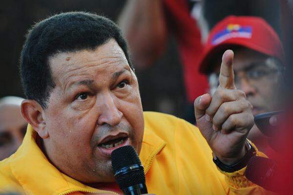 Chávez wurde am 28. Juli 1954 in ärmlichen Verhältnissen als Sohn eines Dorflehrer-Ehepaars geboren. Mit 17 trat er in die Armee ein und legte dort den Grundstein für seine militärisch-politische Karriere als Oberstleutnant. Außerdem studierte er Sozial- und Politikwissenschaften.