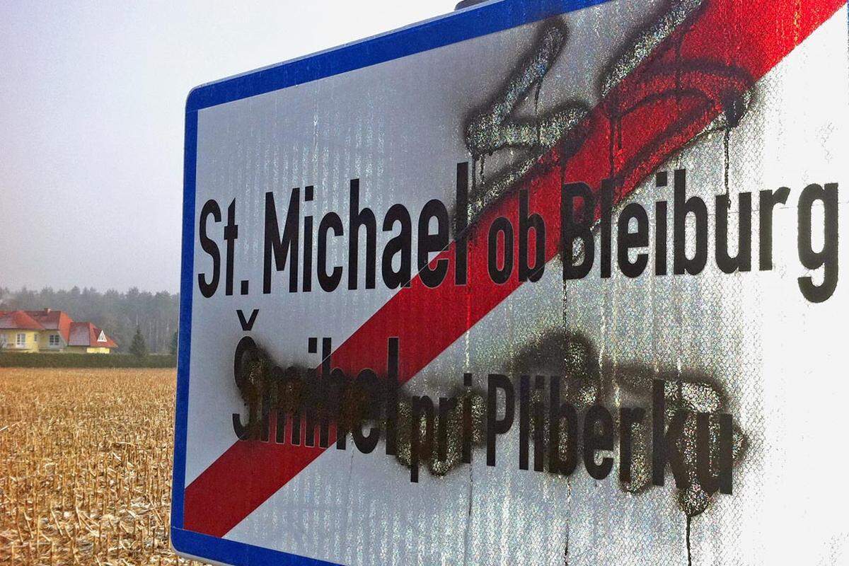 Am 14. Oktober beginnt die Straßenverwaltung mit der neuerlichen Aufstellung der Schilder – abermals ohne Erfolg. Bis zum Jahresende werden fast alle Tafeln gewaltsam entfernt oder die slowenischen Aufschriften beschmiert.