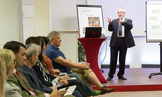 Raimund Fastenbauer beim Start der neuen Seminarreihe gegen Antisemitismus im Integrationszentrum Wien des Österreichischen Integrationsfonds. 