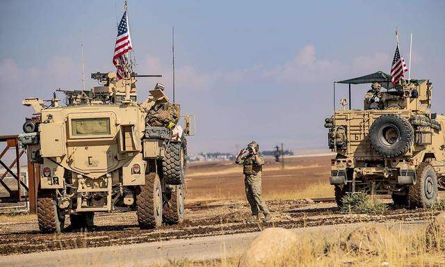 Gepanzerte US-Fahrzeuge wurden in der syrisch-türkischen Grenzstadt Qahtaniyah fotografiert.