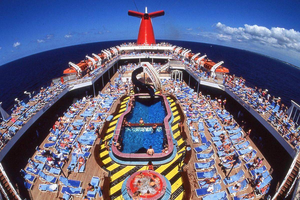 In den 1970er-Jahren ebnete die Kreuzfahrtindustrie ihren Weg in Richtung Massenmarkt. Mittlerweile sind Kreuzfahrten so populär wie nie zuvor. Allein 2018 wurden 107 neue Schiffe zu Wasser gelassen. Im Bild: Carnival Cruise Lines.        