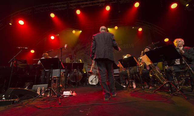 Blick zurück nach New Orleans: Trompeter Steven Bernstein mit seiner „Hot 9“ beim letzten Konzert des 37. Jazzfestivals in Saalfelden. 