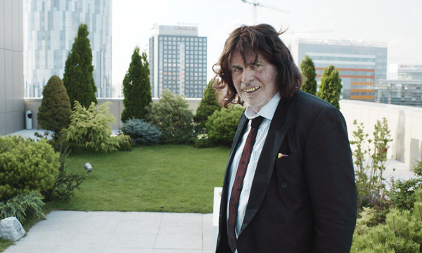 Winfried (Peter Simonischek) verkleidet sich als Coach Toni Erdmann und bringt seiner erfolgreichen Business-Tochter bei, wie das Leben wirklich ist.