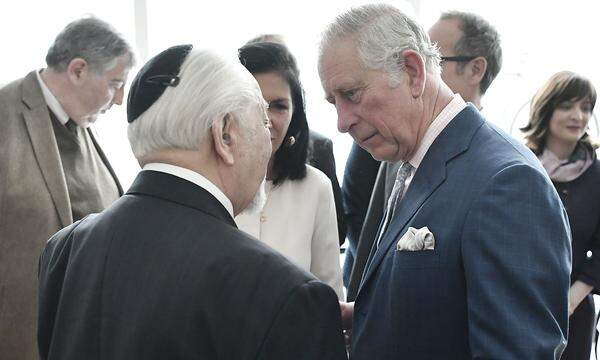 Dort sprach der Prinz mit Überlebenden des Holocaust und traf Flüchtlinge zum Gespräch.