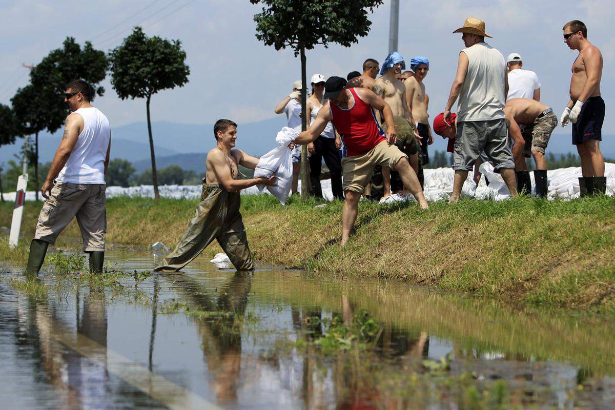 Auch in der Gegend von Budapest ist die Flut noch nicht zu Ende. Arbeiter stapeln Sandsäcke bei einem Damm in Tahitotfalu nördlich der ungarischen Hauptstadt.