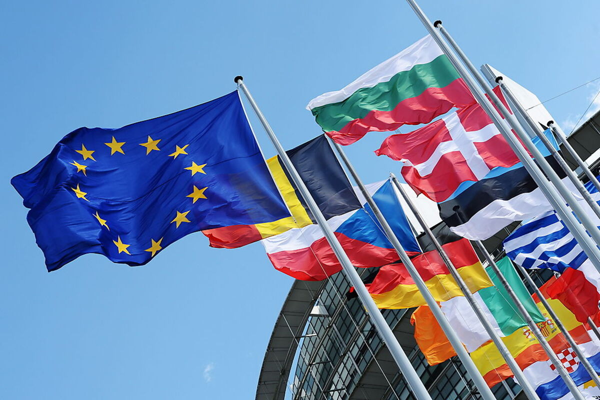 Zeitplan für 29. August   14:00 - 16:00: Eröffnung mit Heinz Fischer, Kolinda Grabar-Kitarovic (Präs. Kroatien) und Borut Pahor (Präs. Slowenien) 16:30 - 18:00: Durchwursteln oder neu starten?  Zeitplan für 30. August 18:30 - 20:00: Frieden und Sicherheit in instabilen Zeiten bewahren  Zeitplan für 31. August 17:00 - 18:30: Sackgasse Europa? Asyl- und Flüchtlingspolitik auf dem Prüfstand19:00 - 20:30: Die EU und Russland: Rivalen, Gegner, Partner? 21:00 - 22:30: Late Night Talk: Islam, “islamischer Staat” und Gewalt  Zeitplan für 1. September  9:00 - 9:30: Unwürde 9:30 - 10:15: Existenzielle Risiken 10:45–12:15: Nachhaltige Entwicklungsziele: Vom Plan zur Umsetzung12:15–12:30: Schlussworte >>> zum Detailprogramm