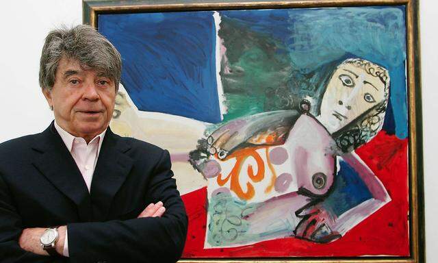 Der Kunstsammler und Kunstmaezen Frieder Burda steht vor dem Bild Nu couche von Pablo Picasso Bade
