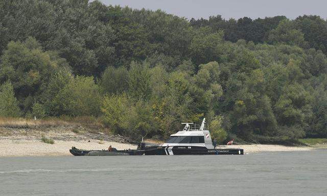 Ein Heeresboot war auf der Donau gekentert. Eine 22-jährige und eine 18-jährige Frau liegen seither im AKH bzw. im Wilhelminenspital in Wien.