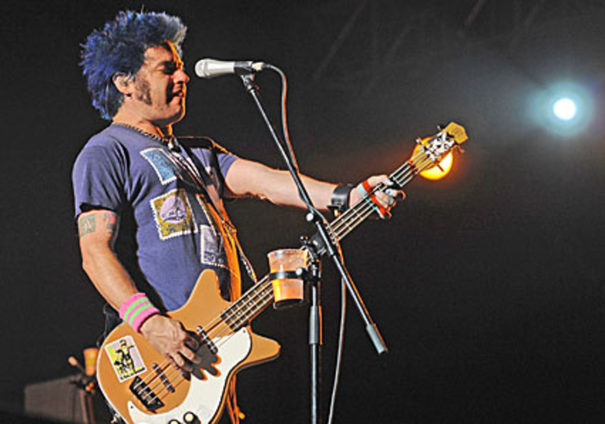 So stocksteif The Drums ihr Programm aus dem selbstbetitelten Debütalbum herunterspielten, so locker waren draußen auf der großen Bühne die Fun-Punker NOFX, gegründet 1983. Im Sekundentakt sprachen sie jene Reizwörter aus, über die im US-amerikanischen Fernsehen ein Piepton gelegt wird. Das mag man lustig finden oder auch nicht.