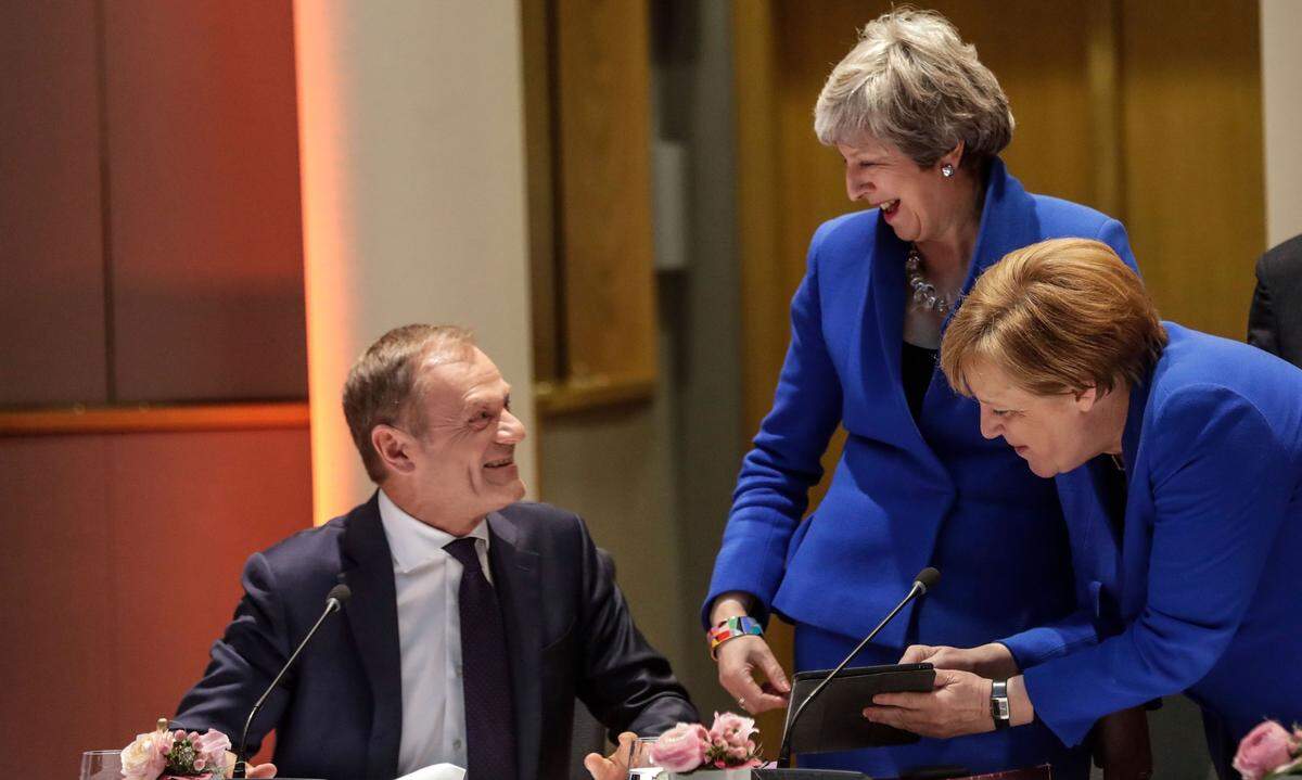 ... eine Fotomontage von Angela Merkel und Theresa May, die bei den Reden vor den Parlamenten in den Heimatländern zu Mittag gleich angezogen waren. Jedenfalls wirkten Tusk und May deutlich gelöster im Umgang miteinander, als man wegen des Hin- und Her um den Brexit hätte annehmen dürfen. 