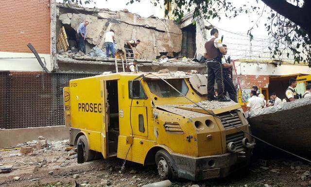 Spurensuche: Die Polizei nimmt das zerstörte Gebäude der Sicherheitsfirma Prosegur in der Stadt Ciudad del Este unter die Lupe.